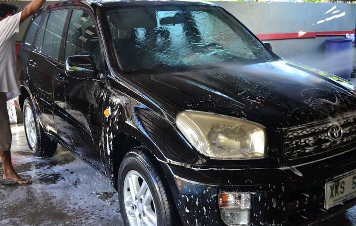 How-to-Car-Wax-for-Black-Cars